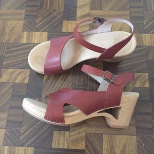 Dansko Sandal with Heel Cut Out Size 40 Whiskey